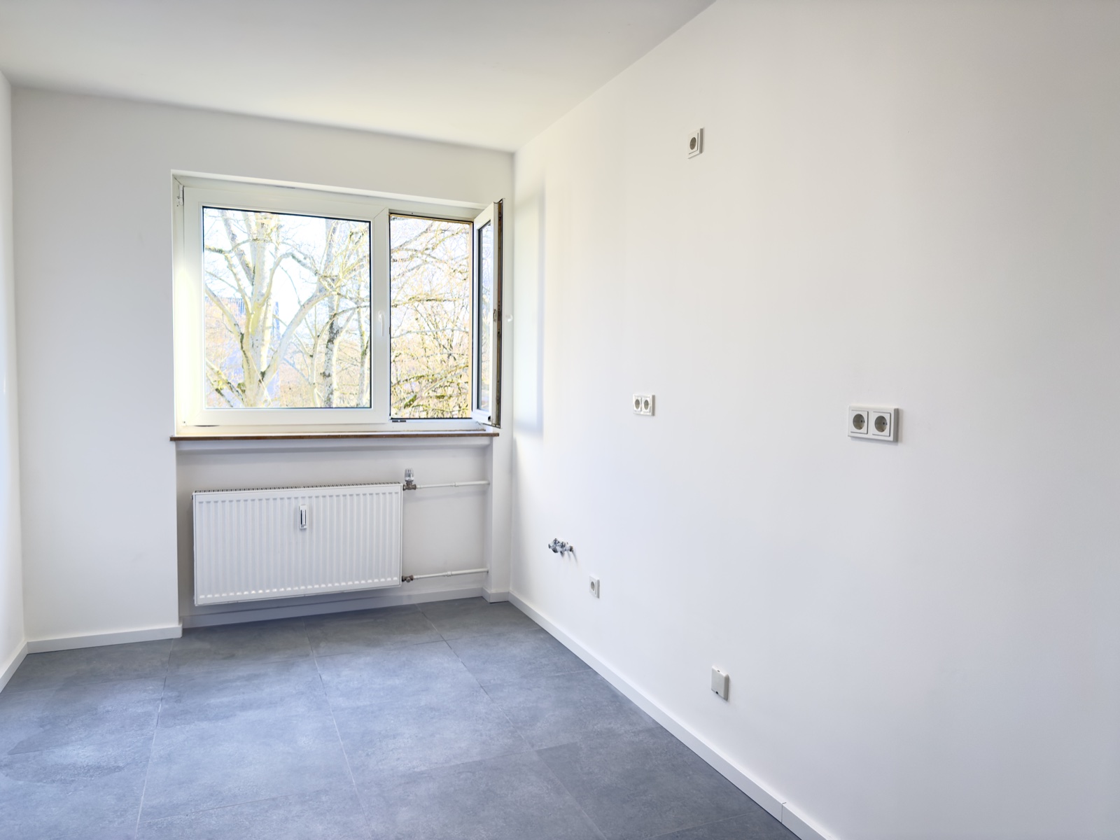 Küche mit Fenster und Anschlüssen