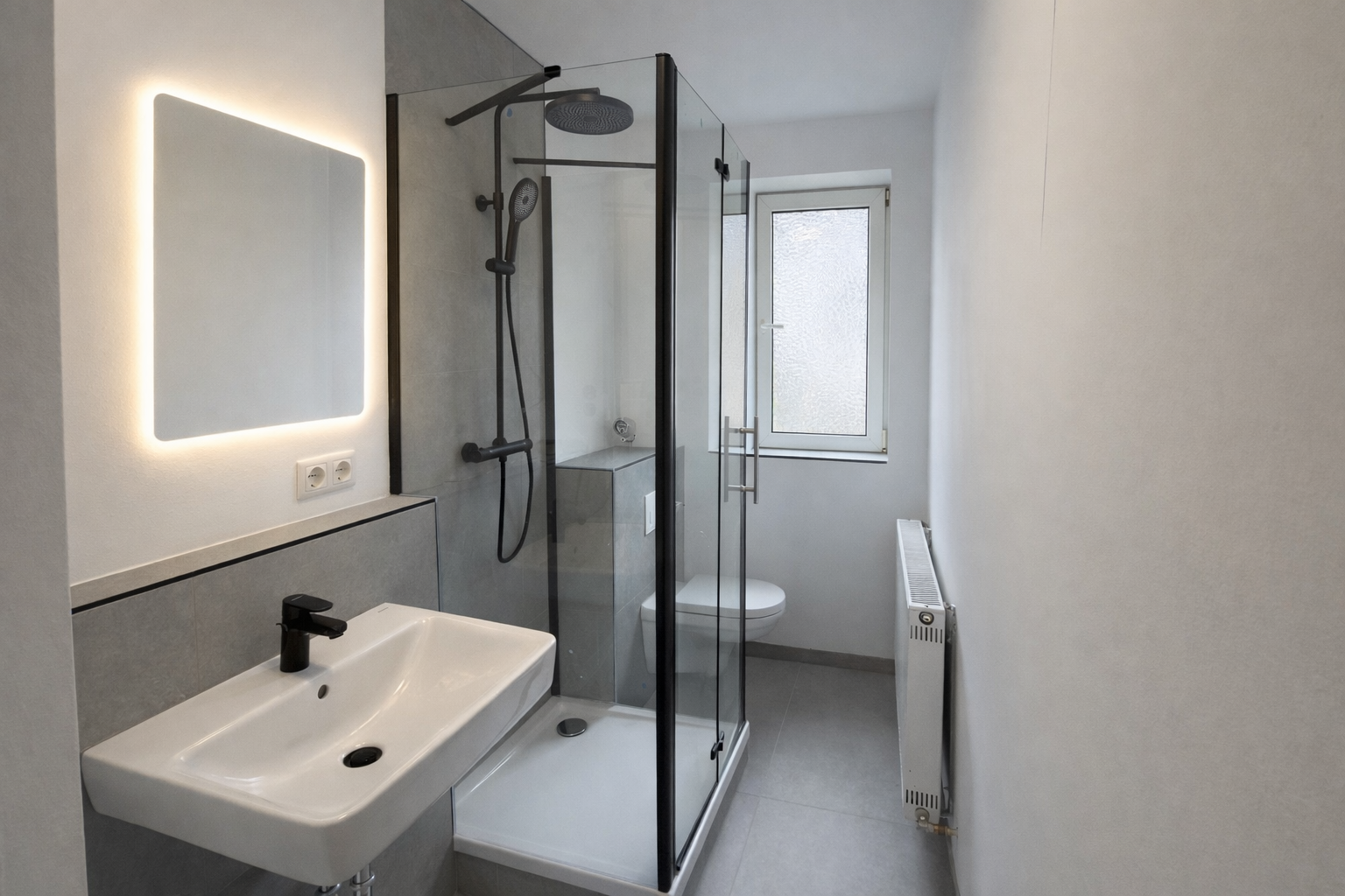 Modernes Tageslichtbad mit Glasdusche und LED-Spiegel