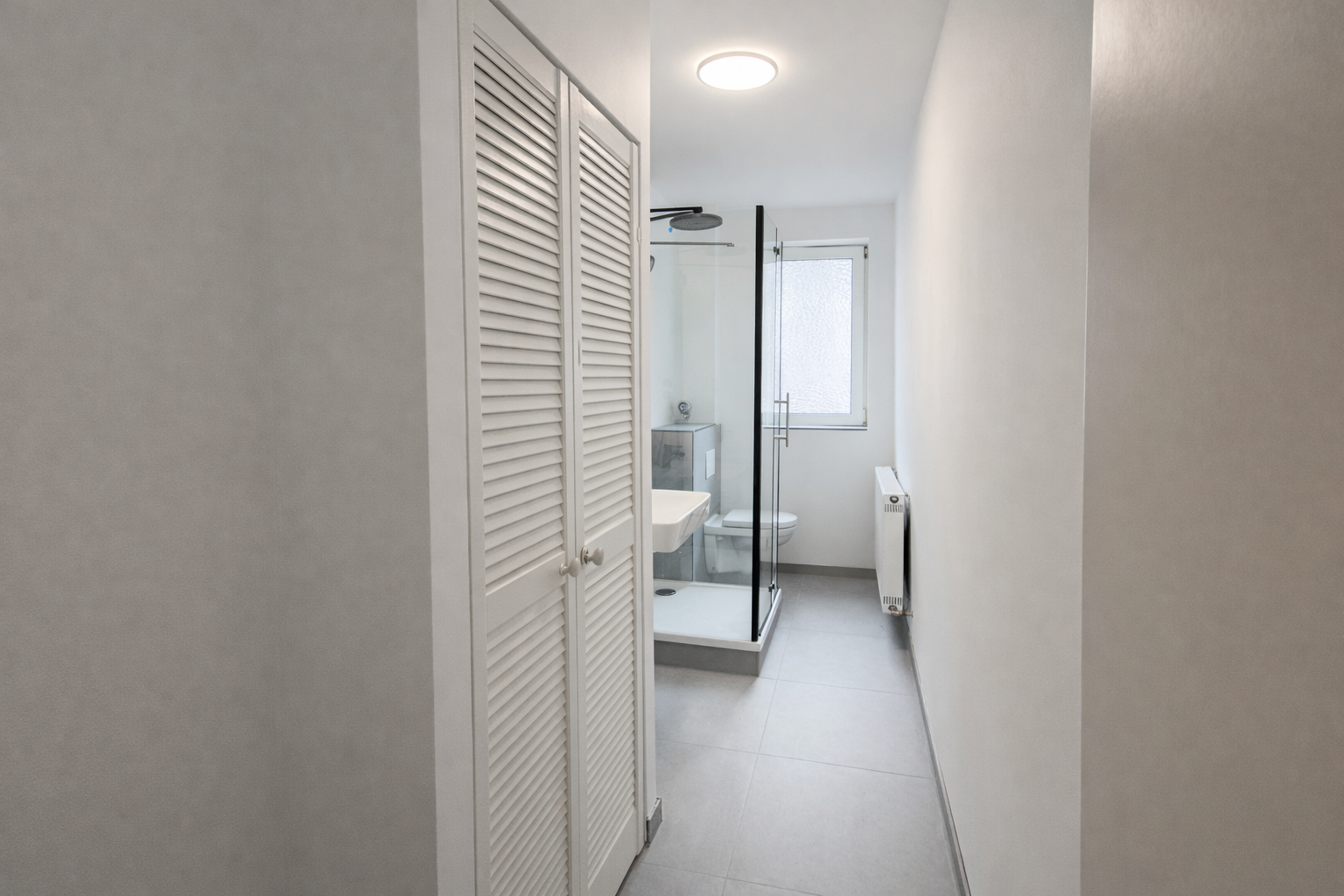 Blick zum Badezimmer mit Einbauschrank