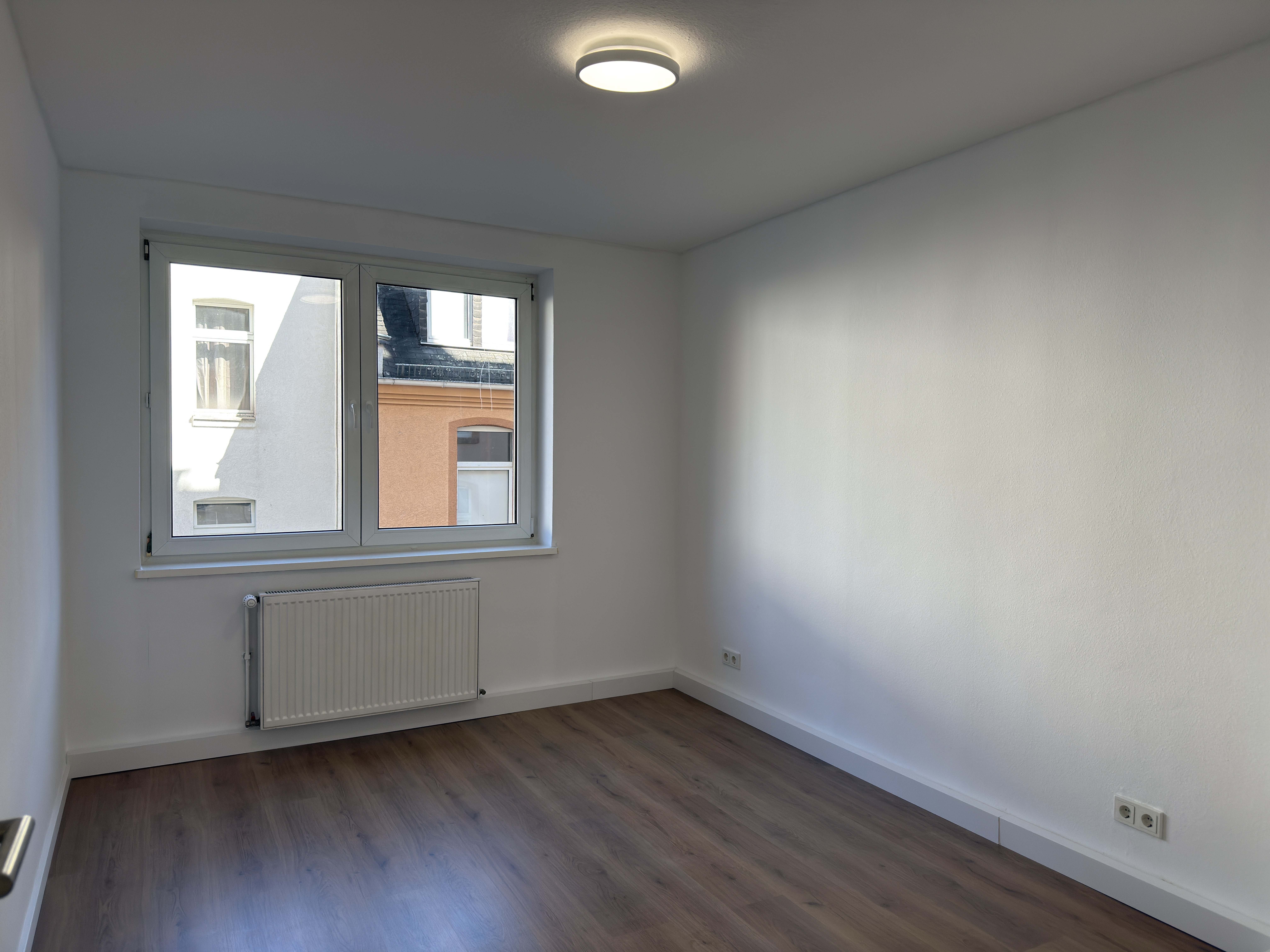 Schlafzimmer mit Fenster zum Innenhof