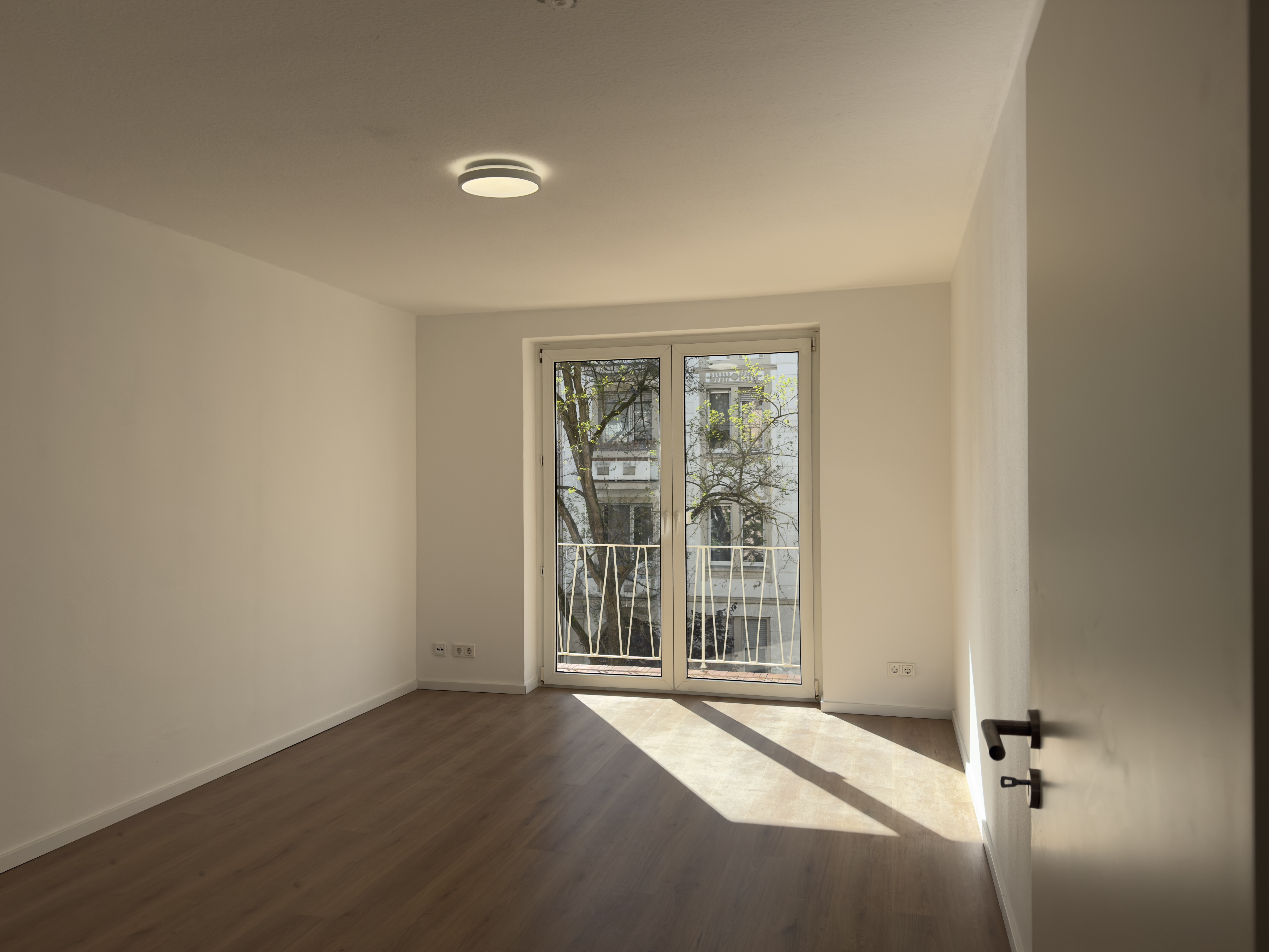 Helles Wohnzimmer mit Balkontür - Lothringer Straße, Wiesbaden