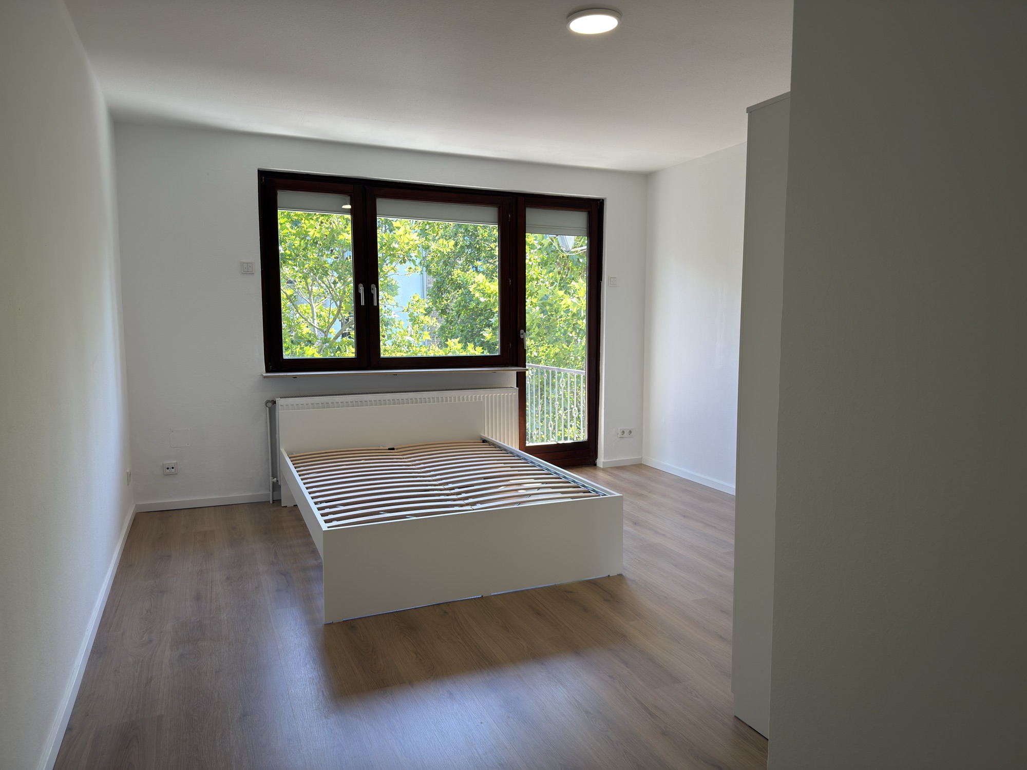 Helles, frisch kernsaniertes Zimmer mit Balkonzugang - Rheinstraße 25, Mainz