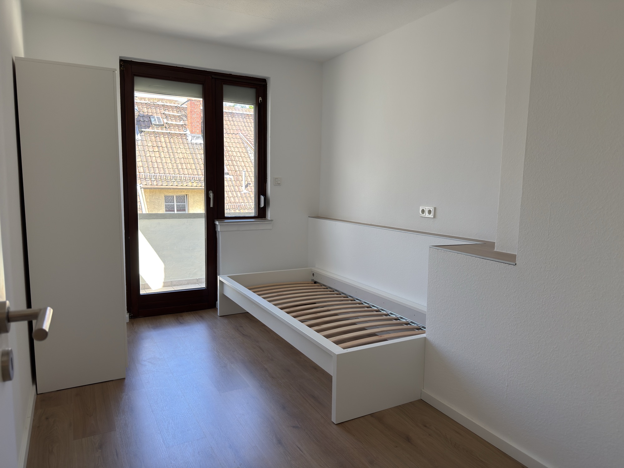 Zimmer mit Balkontür und neuem Designboden