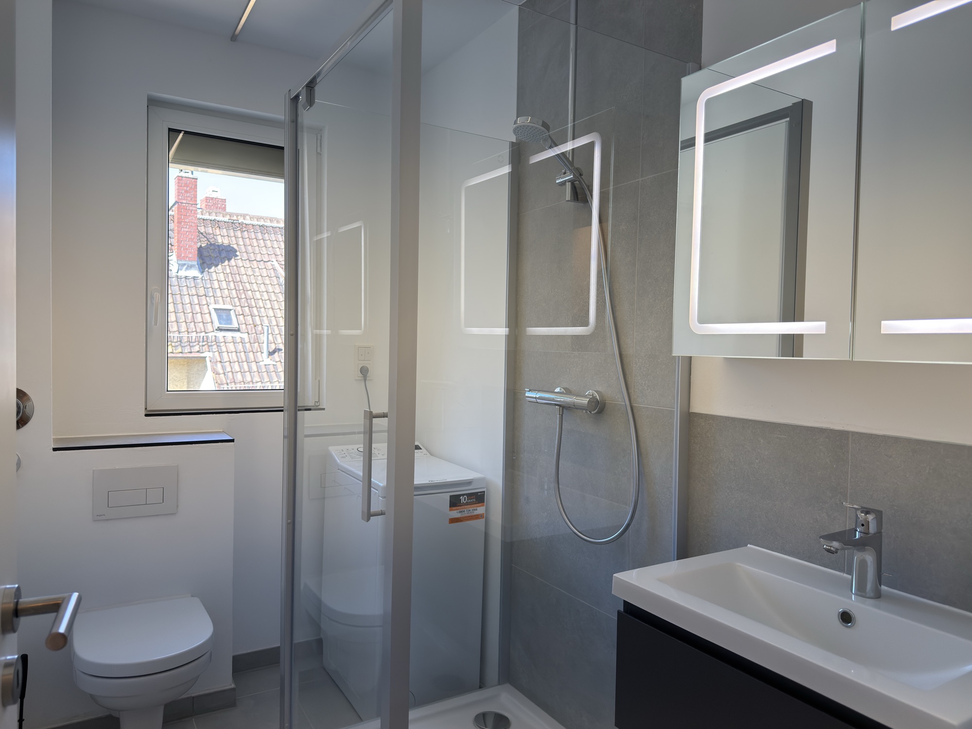 Neues Tageslichtbad mit bodengleicher Dusche und LED-Spiegelschrank