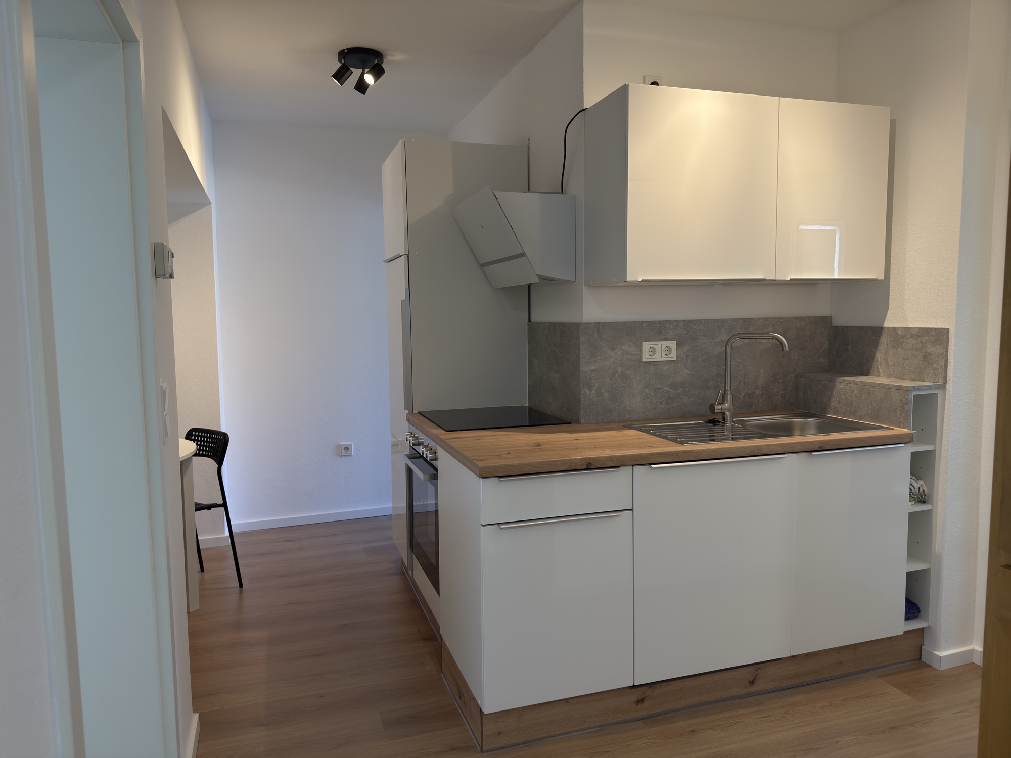 Neue Einbauküche mit Essbereich - kernsanierte 4-Zimmer-Wohnung in der Rheinstraße 25, Mainz