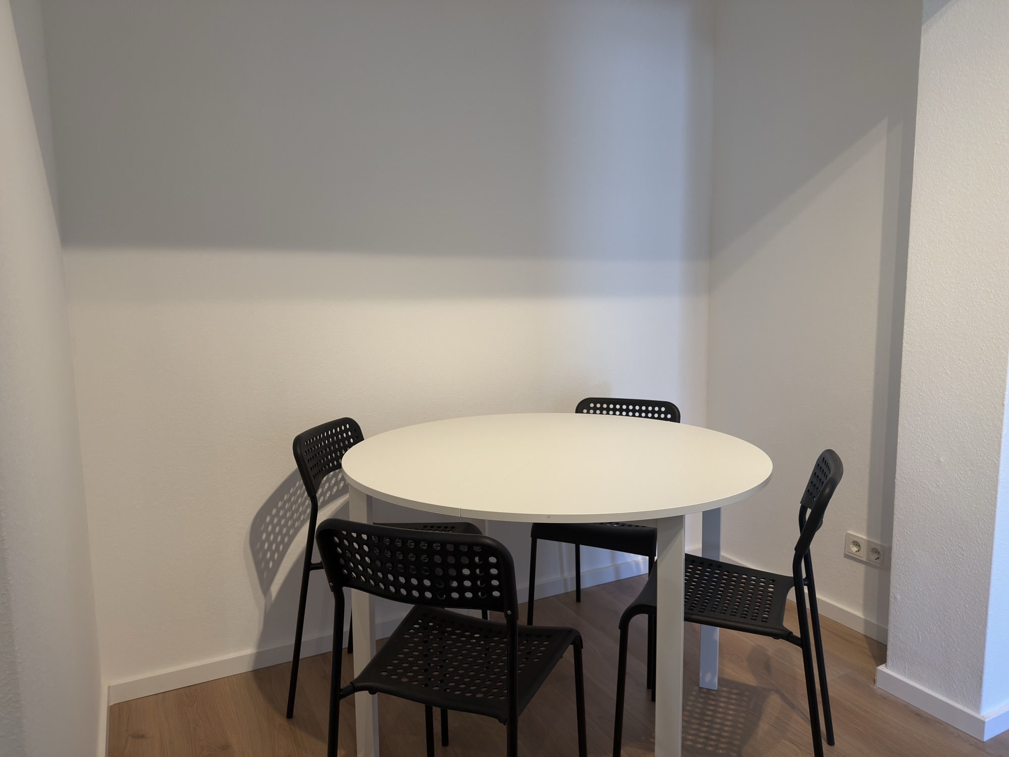 Heller Essbereich mit Tisch