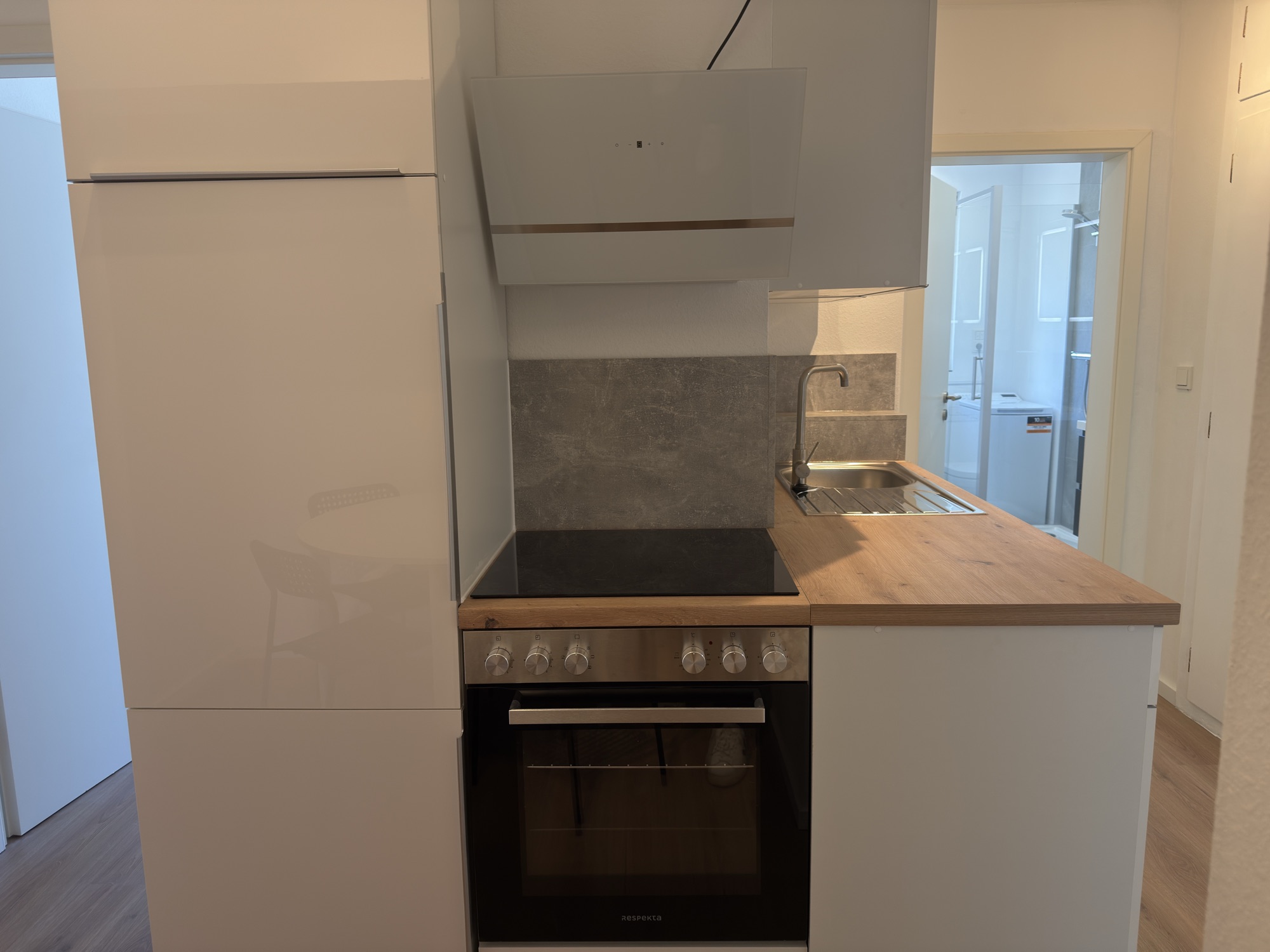 Neue Einbauküche mit Backofen, Induktionskochfeld und Dunstabzug
